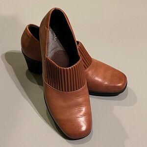Clark’s Shoe w/ Heel 9.5 **NWOT**